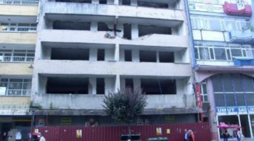 D&uuml;zce&rsquo;de 940 Orta Hasarlı Bina Hala Ayakta