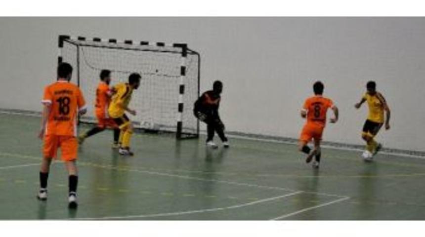 &Uuml;niversiteler Arası Salon Futbol Grup Birinciliği Başladı