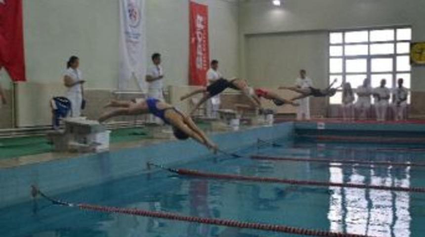 Okullar Arası K&uuml;&ccedil;&uuml;kler Y&uuml;zme Yarı Final M&uuml;sabakaları Sona Erdi