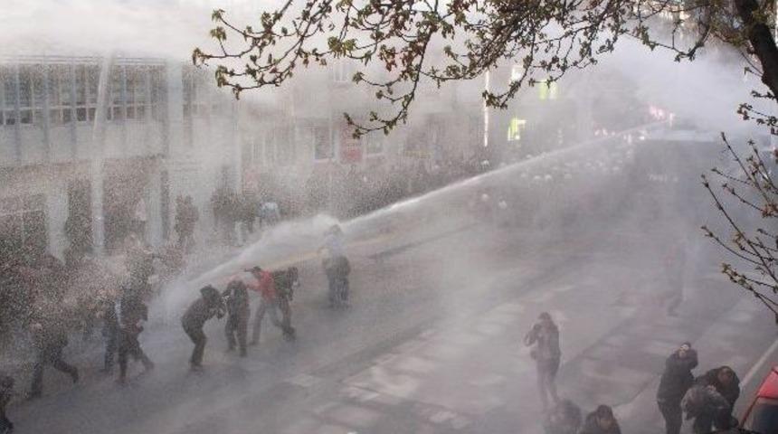Ysk &Ouml;n&uuml;nde Toplanan Kalabalığa M&uuml;dahale