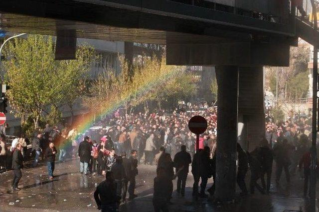 Ysk Önünde Toplanan Kalabalığa Müdahale