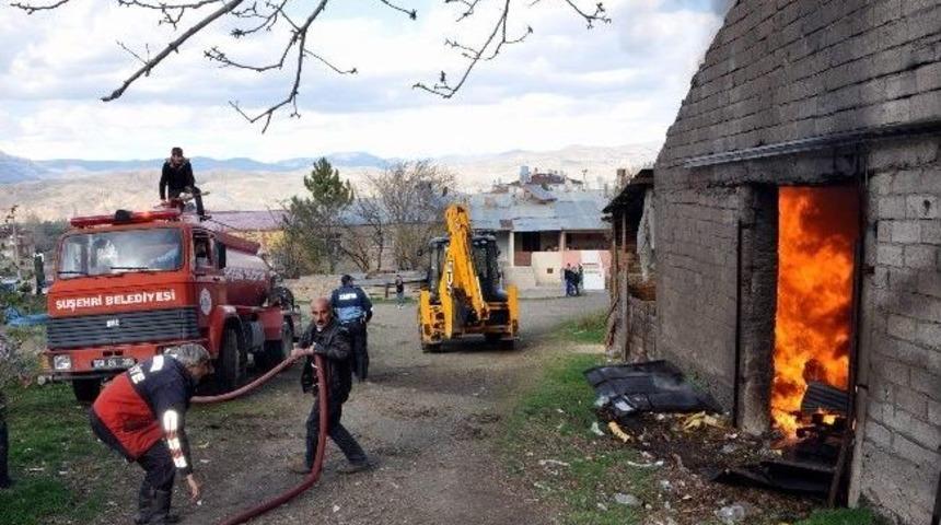 Suşehri&rsquo;nde Depo Yangını