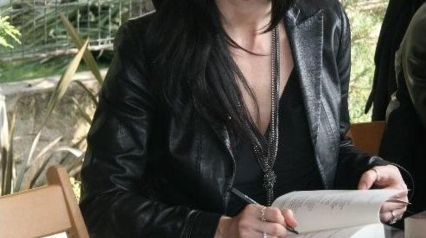 Defne Samyeli Kitabını İmzaladı