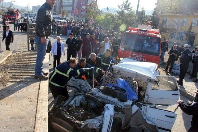 Otomobil Tır’ın Altına Girdi: 2 Ölü, 1 Yaralı