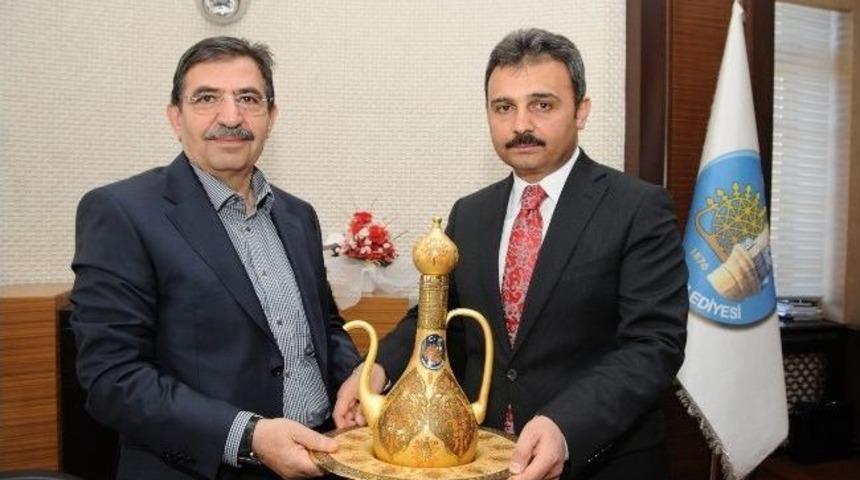 Bakan G&uuml;ll&uuml;ce&rsquo;den K&uuml;lc&uuml;&rsquo;ye Kutlama Ziyareti