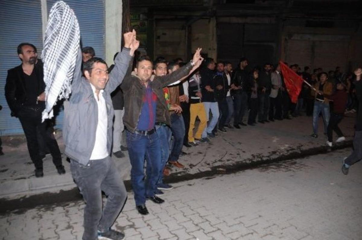 Cizre&rsquo;de Bdp&rsquo;lilerden Se&ccedil;im Kutlaması