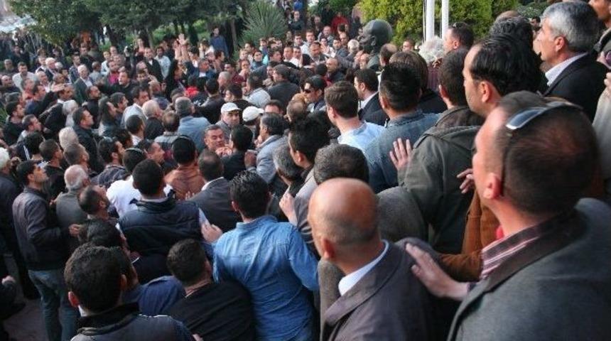 Sel&ccedil;uk'taki Partililer Arasında Arbede Yaşandı