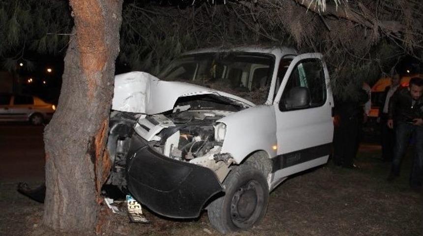 Kamyonet &Ccedil;am Ağacına &Ccedil;arptı: 1 Yaralı