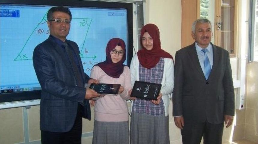 Korkuteli&rsquo;nde Tablet Dağıtımı Devam Ediyor