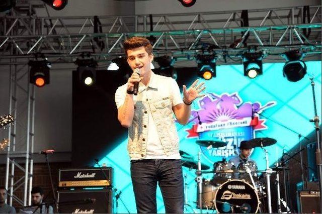 Aydınlı Liseliler İzmir&rsquo;de Sahneye &Ccedil;ıktı 1