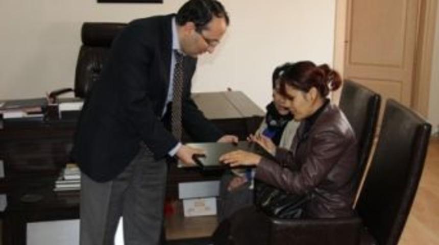 G&ouml;rme Engelli İki Kız Kardeşe Bilgisayar Hediye Edildi