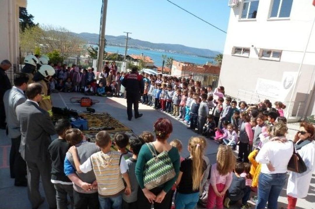 Urla'da &Ouml;ğrenciler Deprem Tatbikatı Yaptı