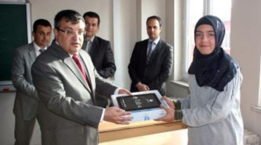 Pasinler&rsquo;de Tablet Bilgisayarlar Dağıtıldı