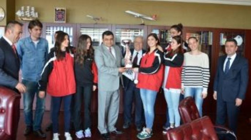 Yeşil Bayrami&ccedil; Bayan Voleybol Takımından Rekt&ouml;r La&ccedil;iner&rsquo;e Ziyaret