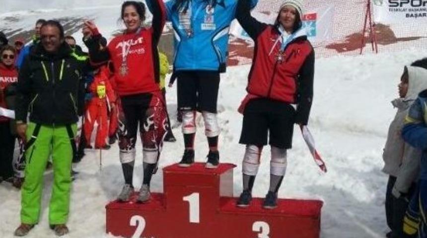 Buket &Ccedil;etinkaya, Kayak Branşında T&uuml;rkiye &Uuml;&ccedil;&uuml;nc&uuml;s&uuml;