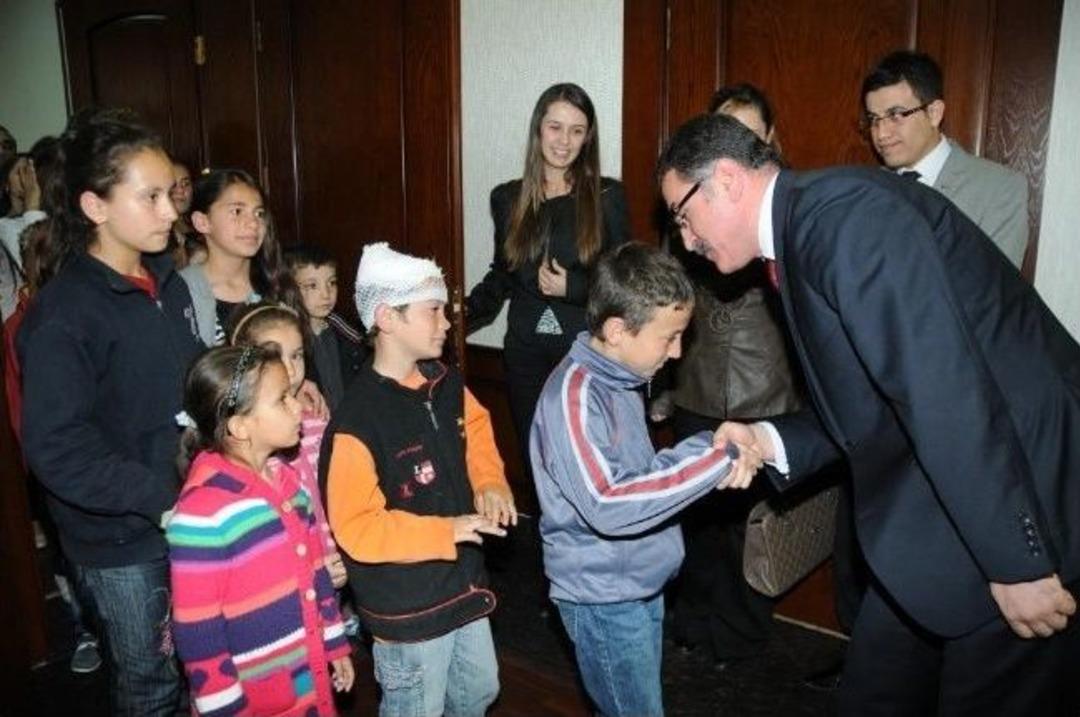 Yetim Ve &Ouml;ks&uuml;zlerin Y&uuml;z&uuml; G&uuml;ld&uuml;