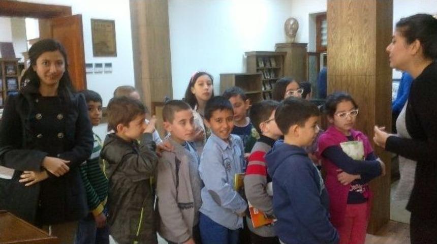 Miniklere Okumanın &Ouml;nemi Hem T&uuml;rk&ccedil;e Hem De İngilizce Olarak Anlatıldı