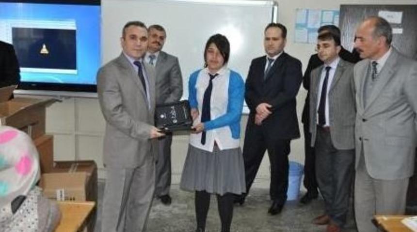 İhl &Ouml;ğrencilerine Tablet Bilgisayar Hediye Edildi
