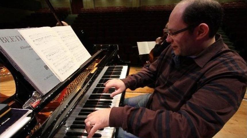 Muhiddin D&uuml;rr&uuml;oğlu Karşıyaka Opera&rsquo;ya Geliyor