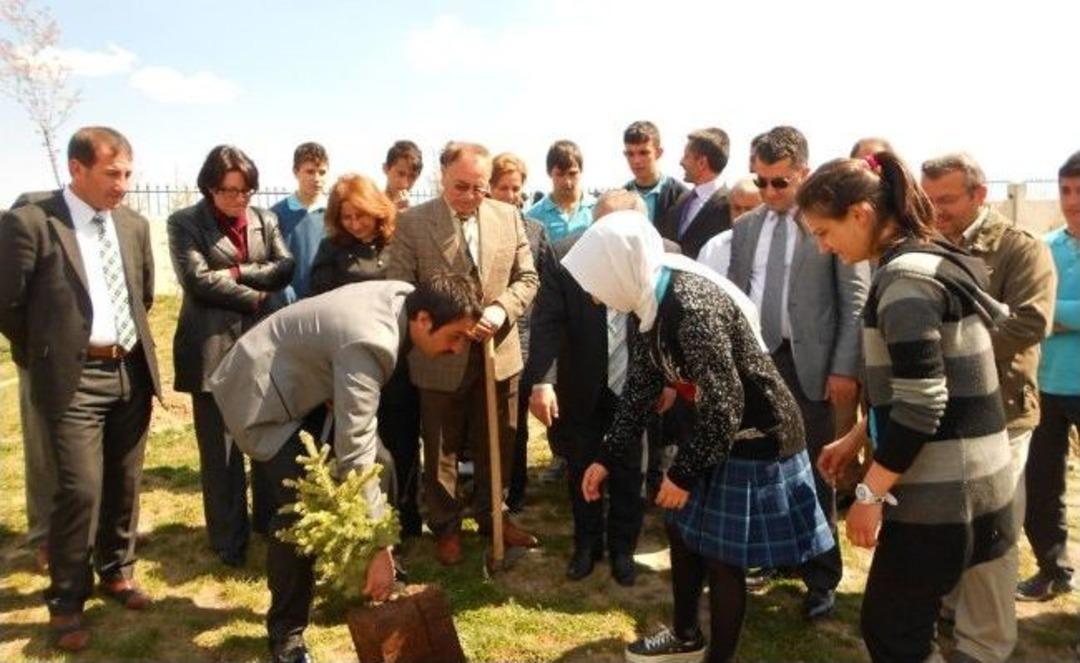 &Ouml;ğrenciler 200 Fidan Dikti