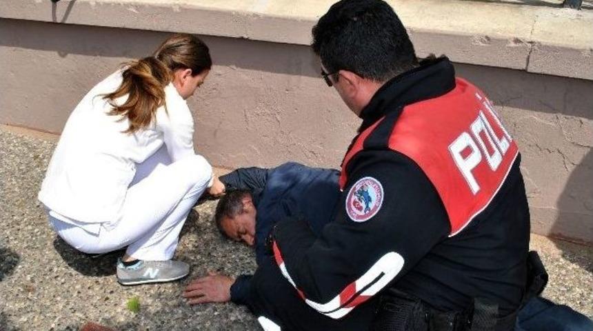 Yolun Ortasında Uyuyan Şahsı Ne Polis Ne De 112 Uyandıramadı