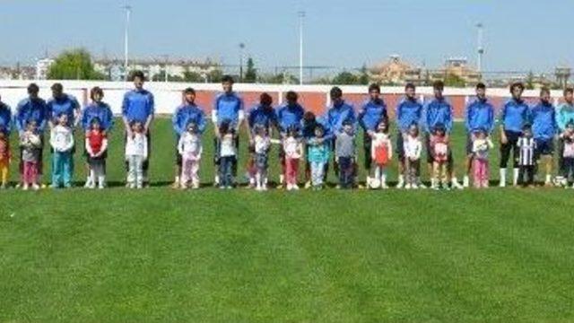 Minik Öğrencilerden Futbolculara Moral