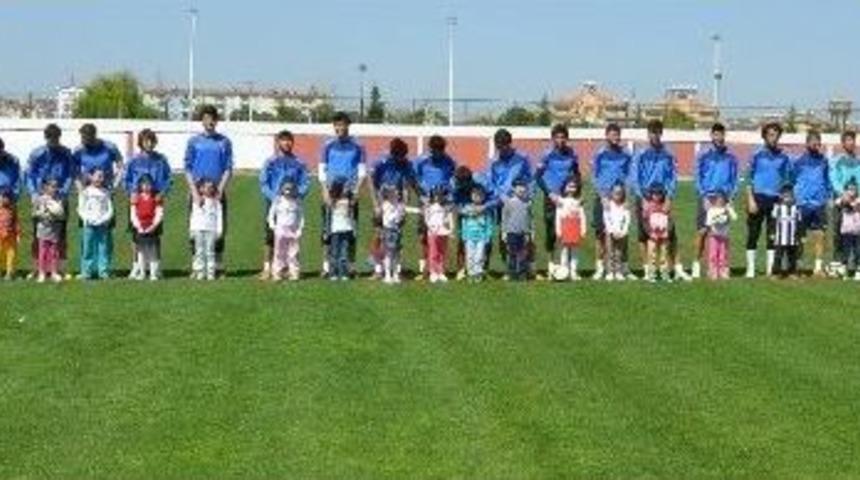 Minik &Ouml;ğrencilerden Futbolculara Moral