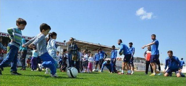 Minik Öğrencilerden Futbolculara Moral