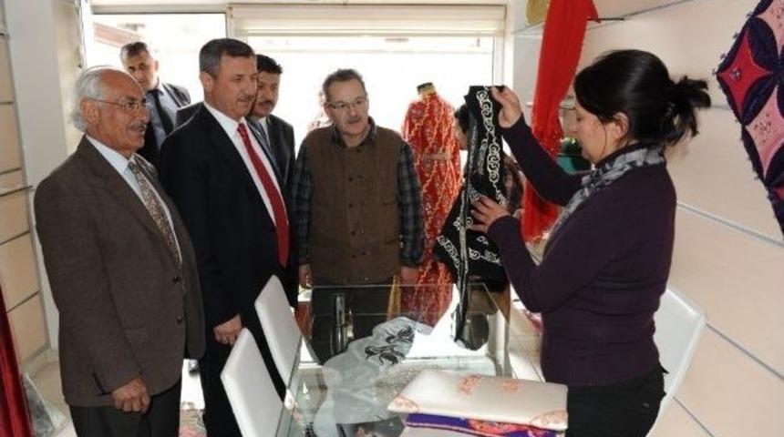 Vali, R&uuml;stem Paşa Medresesi El Sanatları Ve K&uuml;lt&uuml;r Merkezi'ni Ziyaret Etti