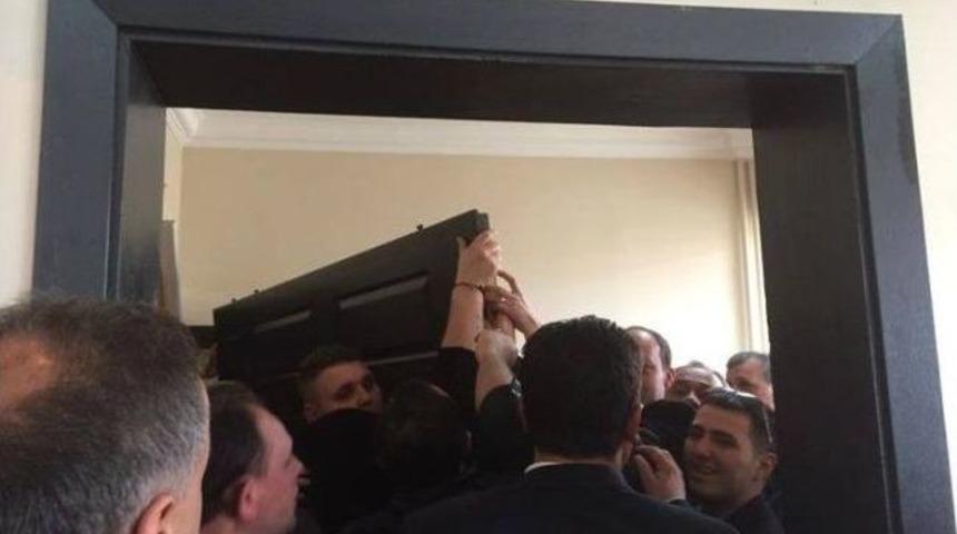 Yeni Başkan Makam Odasının Kapısını S&ouml;kt&uuml;