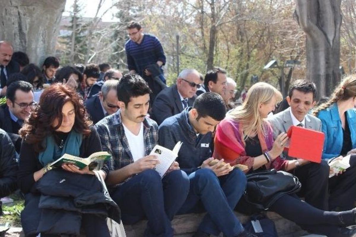 Parkta Kitap Okudular