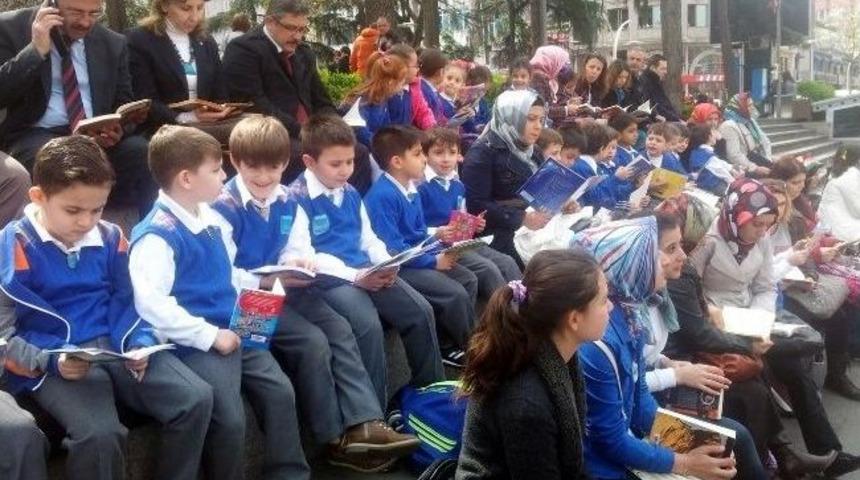 Trabzon&rsquo;da &Ouml;ğrenciler Ve Veliler Aynı Anda Kitap Okudular