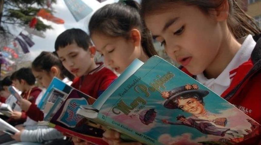 Vali Vatandaşlarla Kitap Okudu