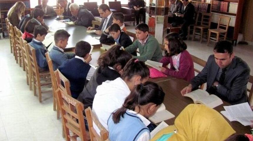 Kaymakam Karabektaş, &Ouml;ğrencilerle Kitap Okudu