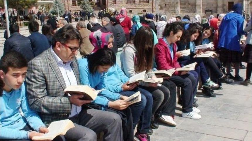 450 &Ouml;ğrenci Aynı Anda Kitap Okudu