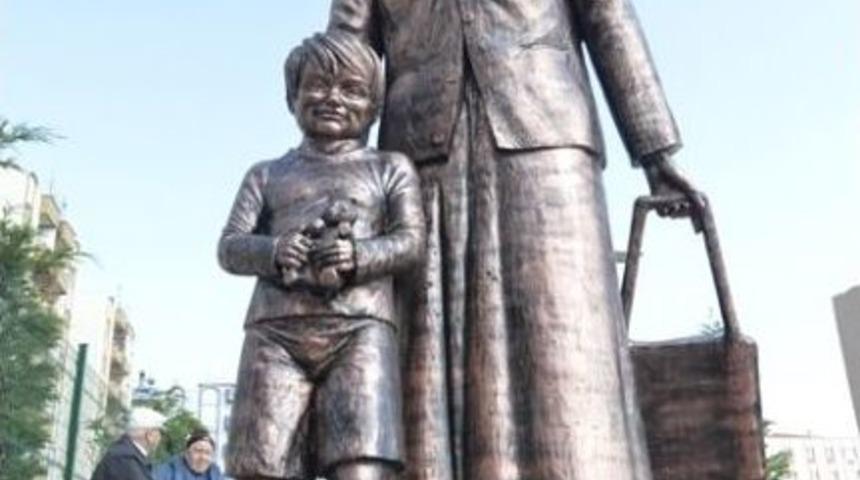 &Ccedil;anakkale Sokaklarına Yeni Heykeller Yerleştirildi