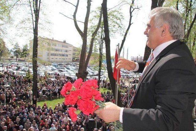 Başkan İnci Balkon Konuşmasında Hendek Halkına Seslendi