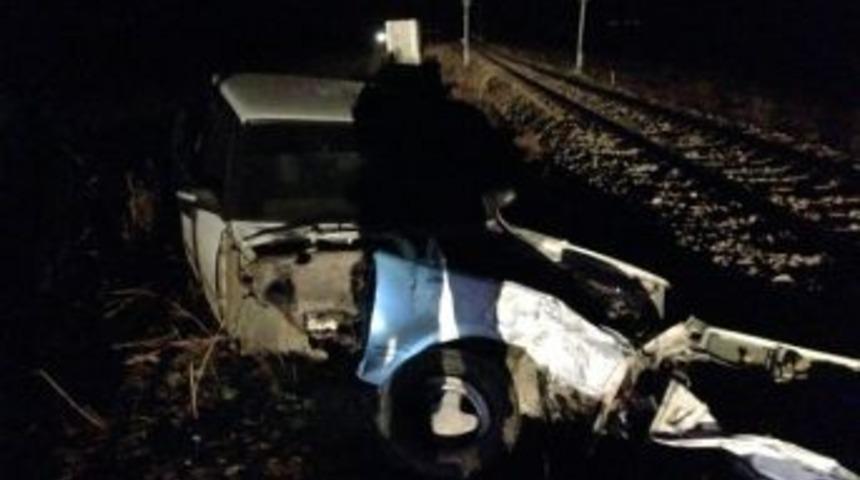 Yerk&ouml;y&rsquo;de Tren Otomobile &Ccedil;arptı: 1 Kişi Yaralandı