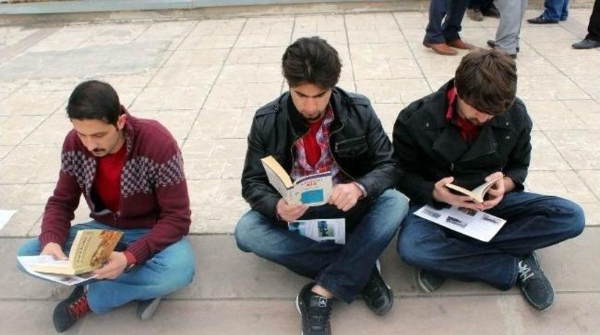 Meydanda Yere Oturup Kitap Okudular