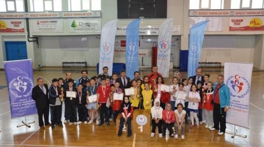 Minikler Masa Tenisi Sporcuları Madalyalarını Aldı