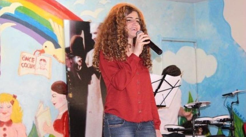 K&uuml;t&uuml;phane M&uuml;zik Sesleriyle Yankılandı