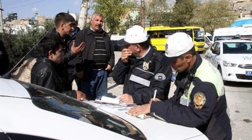Ehliyetsiz S&uuml;r&uuml;c&uuml; Polis Otosuna Saldırdı