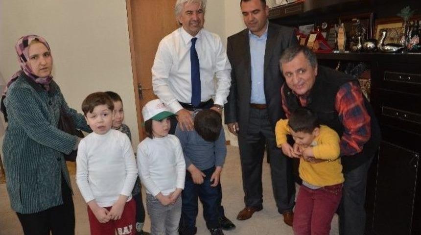 Akhisar Belediye Başkanı Salih Hızlı&rsquo;ya Otizm G&uuml;n&uuml; Ziyareti
