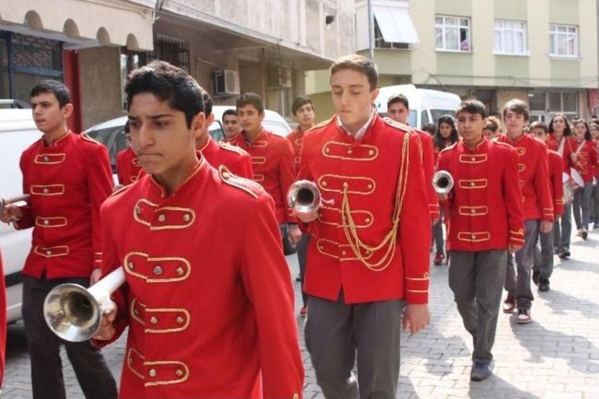 &Ouml;ğrenciler, Kitap İ&ccedil;in Y&uuml;r&uuml;d&uuml;