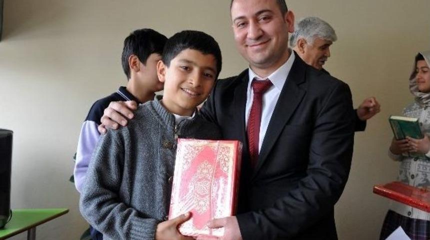 Ulum, &Ouml;ğrencilere Kur&rsquo;an-ı Kerim Hediye Etti