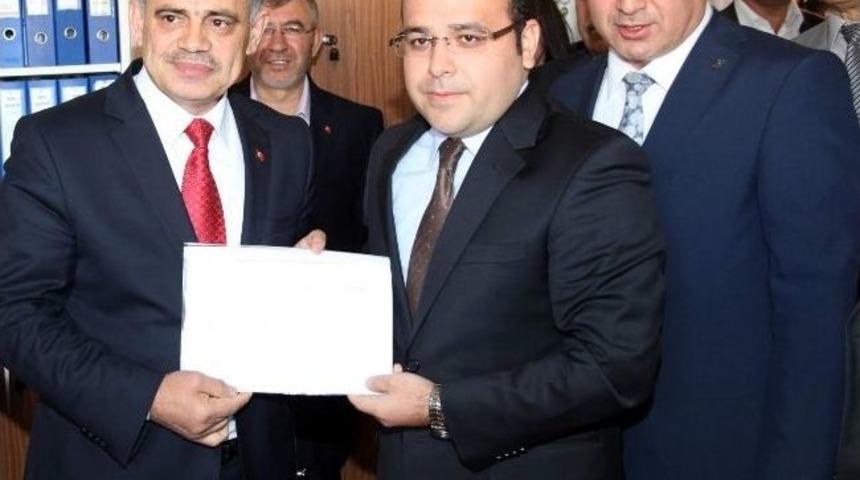 Yahyalı Belediyesi Esat &Ouml;zt&uuml;rk Mazbatasını Alarak G&ouml;reve Başladı