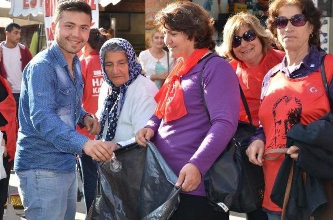 Bayraklı'da Chpli Kadınlardan İlgin&ccedil; Kutlama!