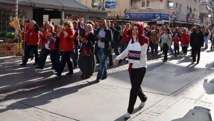 Bayraklı'da Chpli Kadınlardan İlginç Kutlama! G3