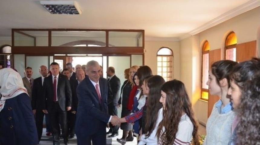 Dr. Yılmazer Başkanlık Koltuğuna Oturdu