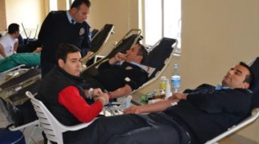 Polis Okulu &Ouml;ğrencileri Kan Verdi